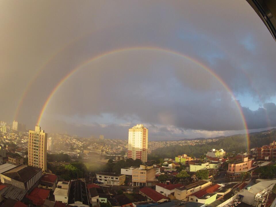 Vista de São Bernardo do Campo, no ABC Paulista, neste domingo (19). O arco-íris surgiu após forte chuva que atingiu a capital e região metropolitana