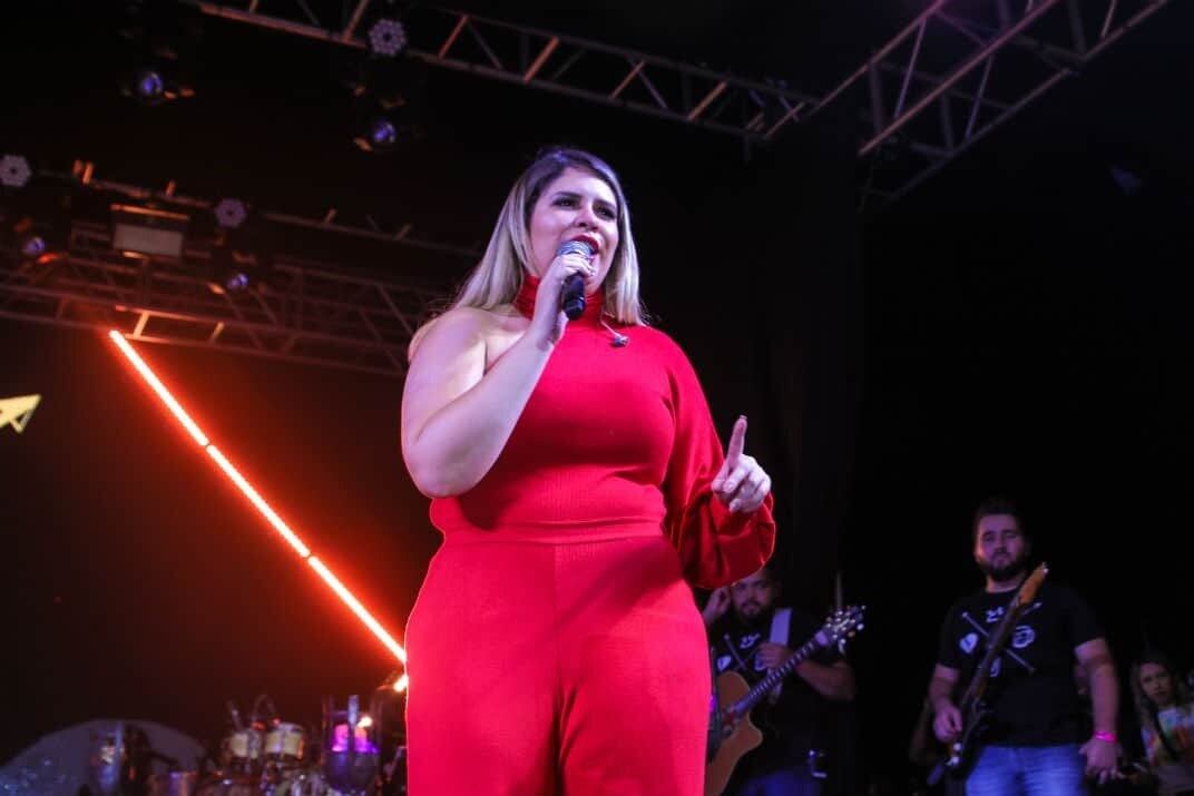 Marília Mendonça na primeira aparição após anunciar gravidez