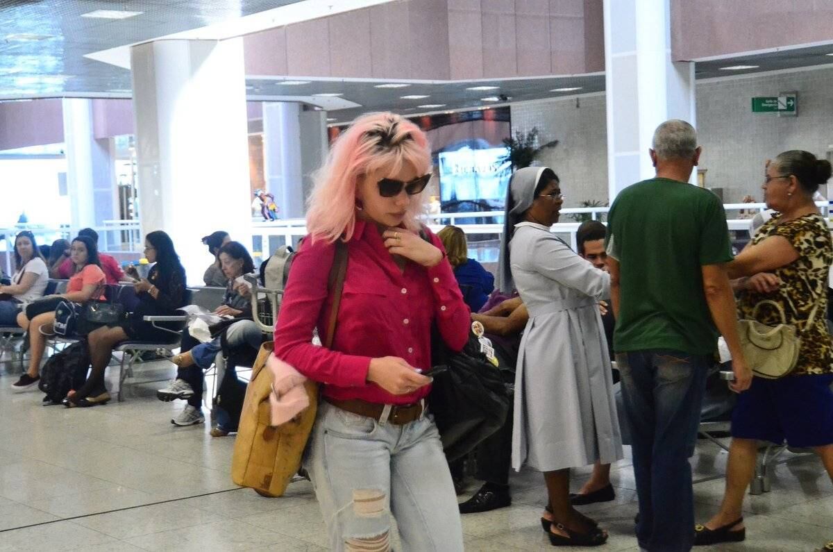 O cabelo de Bruna está com uma raiz enorme