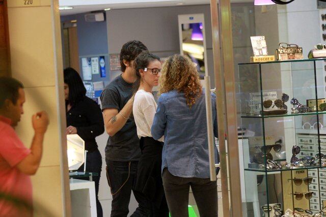 Laura provou óculos de grau em uma loja do shopping