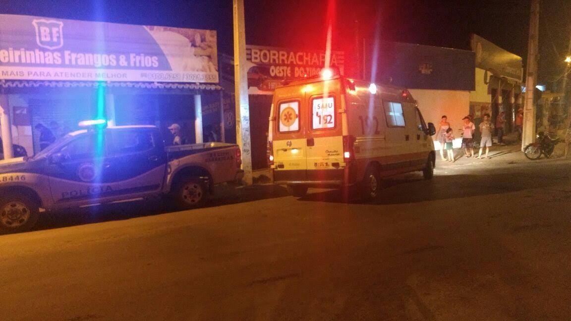 O bombeiro identificado como Ademon Gomes de Santana, de 46 anos, que passava pelo local, parou para prestar socorro à vítima quando foi surpreendido por diversos disparos e morreu no local