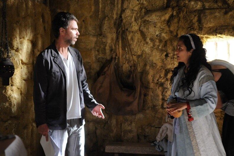 A atriz sendo dirigida por Régis Faria, nos bastidores de Milagres de Jesus. A série bíblica estreia nesta segunda-feira (2)
Visite o site oficial da minissérie