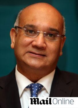 “Eu
estou muito surpreso com o grande número de policias com dois empregos. Seria
errado fazermos vistas grossas para este assunto. O segundo emprego não deve
gerar conflito de interesses e nem gerar negligência na sua função de proteger
a população e combater o crime”, disse Keith Vaz, membro do Comitê de Assuntos
Internos e encarregado das investigações