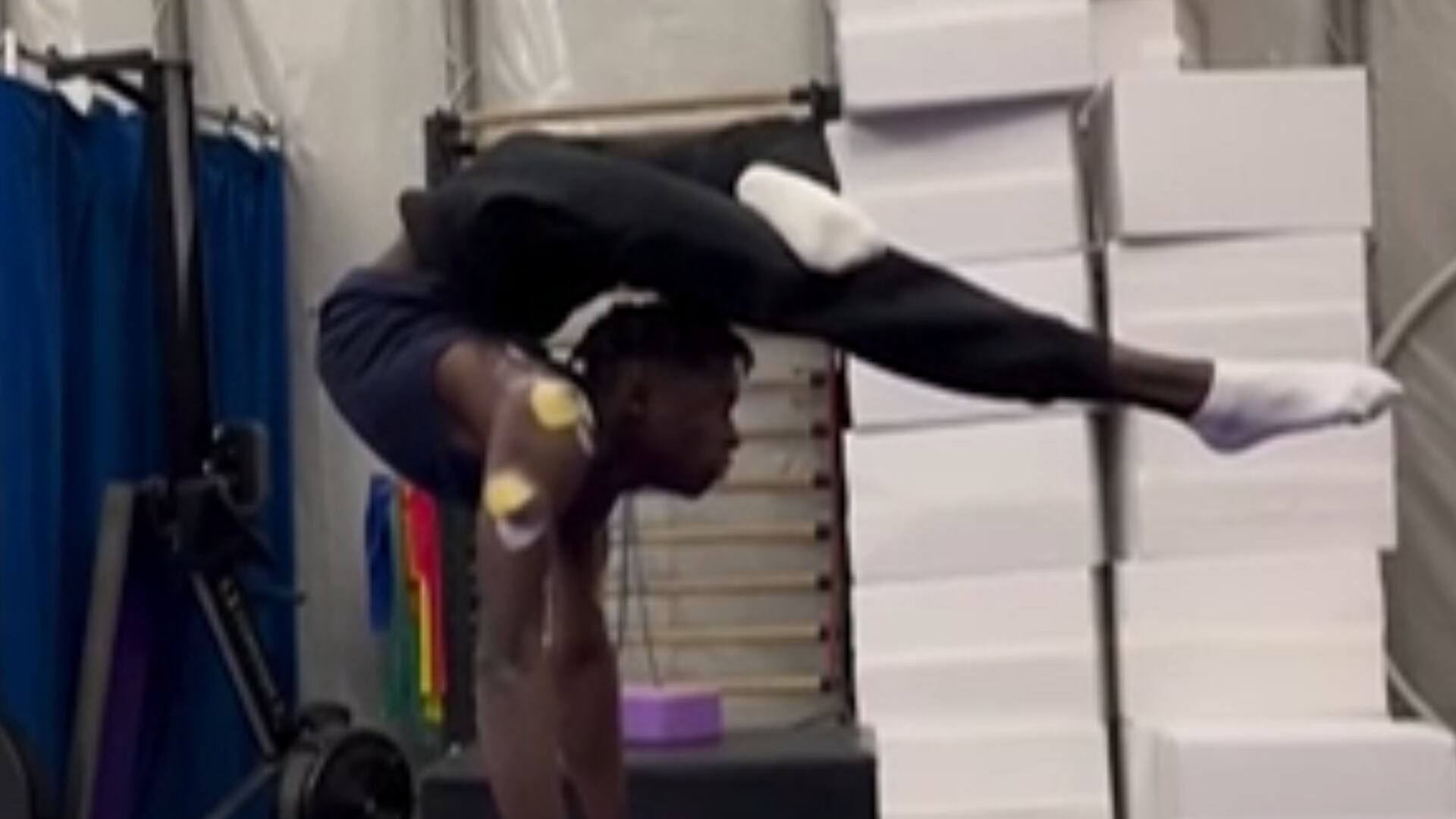 Artista africano ganha bolsa de estudos para artes circenses na China por seu talento