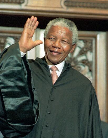 

Em 1942, filiou-se ao CNA (Congresso Nacional Africano), movimento que
lutava contra o apartheid. Matriculou-se em direito na Universidade de Witwatersrand
em 1943. Na foto, Mandela recebe diploma honorário na Universidade de Paris-Sorbonne.

O primeiro dos três casamentos de Mandela aconteceu um ano após seu ingresso na faculdade, quando se casou com Evelyn Mase
