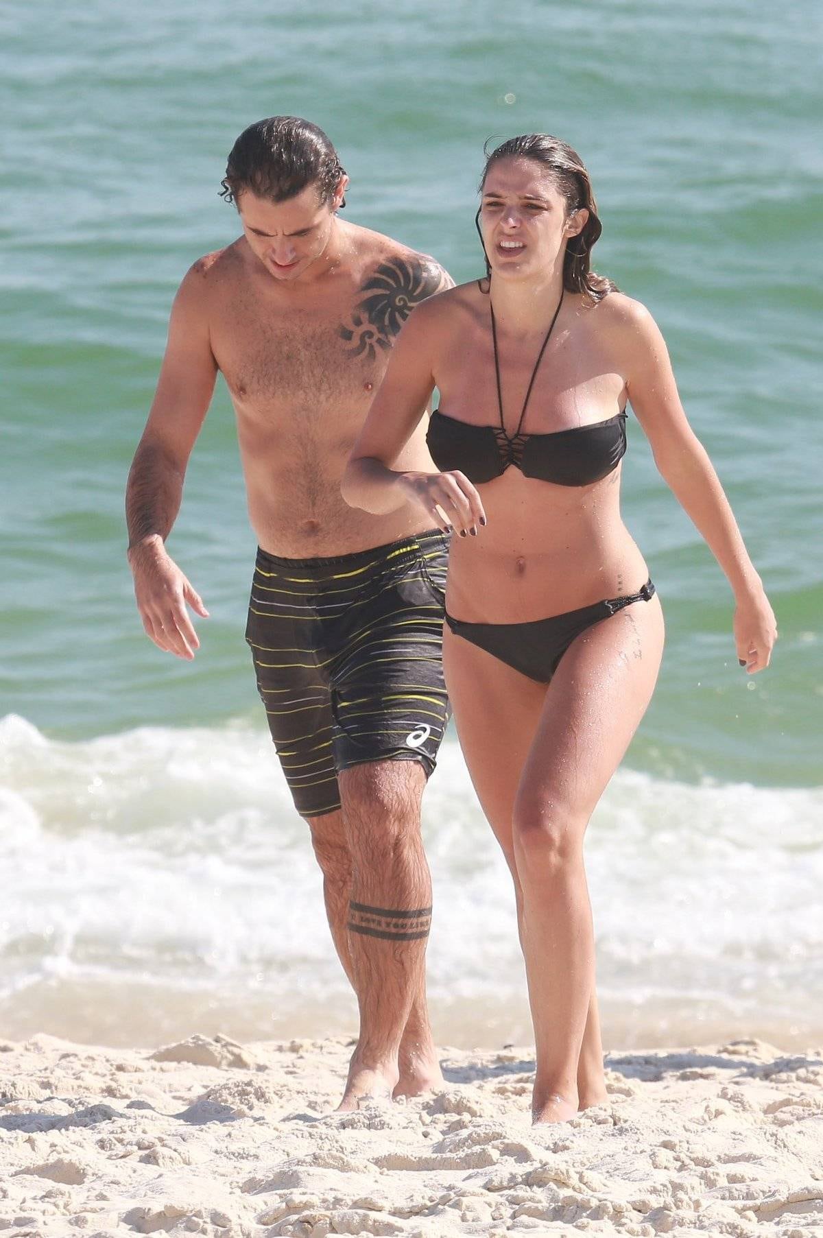 Rafa Brites e Felipe Andreoli curtem dia de sol em praia do Rio de Janeiro