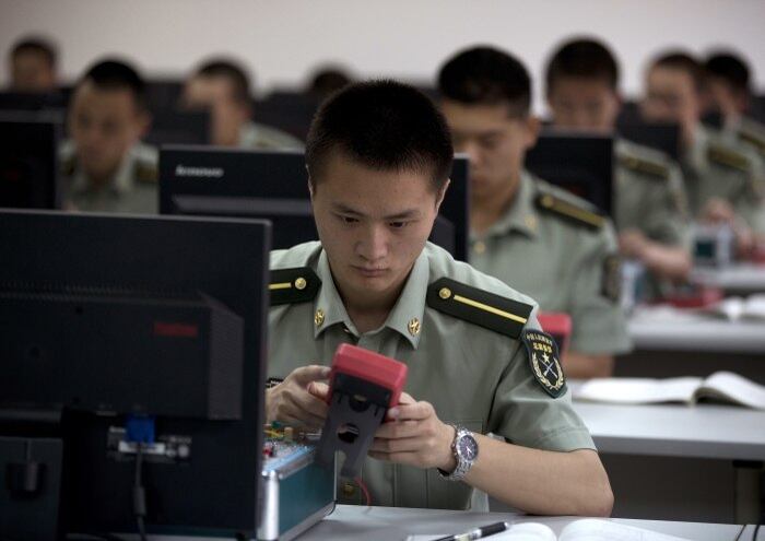 

175° - China



O Repórter Sem Fronteiras solicitou que o Conselho Europeu
sancione executivos da TV estatal CCTV13 por transmitirem a confissão forçada
do jornalista freelance Xiang Nanfu, acusado de receber dinheiro de
estrangeiros e escrever artigos que denegriam a imagem do país.



Nanfu
escreveu sobre confisco de terras e tráfico de órgãos para um site de notícias
com sede nos EUA. Ele foi preso em maio e libertado condicionalmente em agosto,
devido à sua saúde frágil e por, supostamente, cooperar com a investigação,
confessando o crime