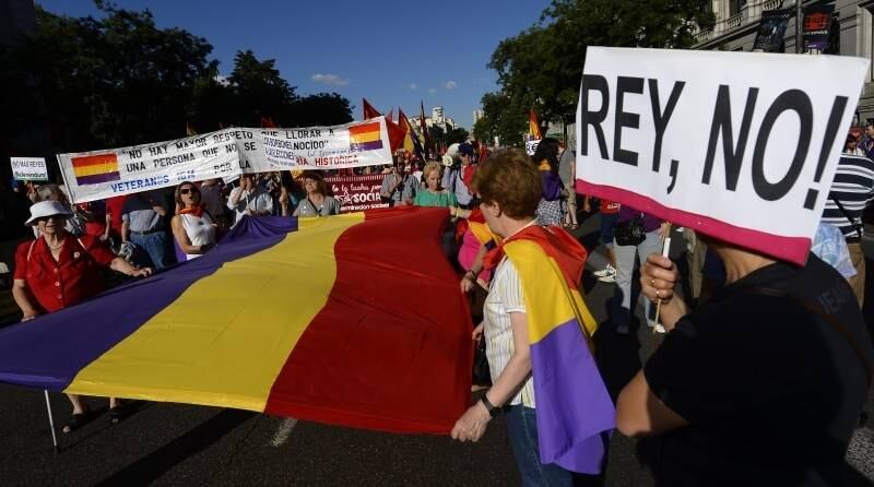 Com as cores vermelha, dourada e roxa da Segunda República Espanhola, proclamada em 1931 e varrida pela ditadura de Francisco Franco na Guerra Civil (1936-1939), os republicanos invadiram o centro de Madri para exigir o fim da monarquia. "Esta é a nossa bandeira", "Não há dois sem três, República outra vez", "Juan Carlos acelera, que vem a terceira" - gritavam milhares de pessoas reunidas na emblemática Porta do Sol, em Madri
