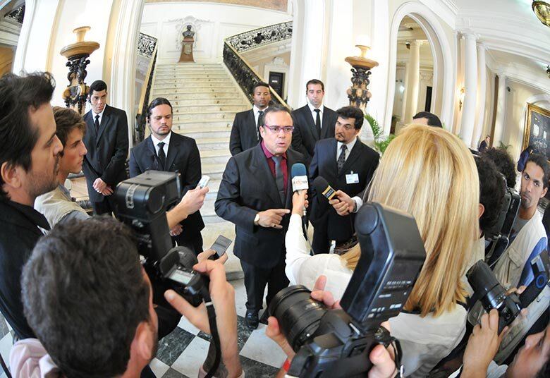 Diferente
do que muita gente pensa, o ator revela que não passou por qualquer
procedimento cirúrgico.



─ Não fiz cirurgia bariátrica, embora reconheça que para algumas pessoas o resultado
é
positivo. Sempre tive um biotipo grande, mas me dediquei à prática de esportes. Inclusive, cheguei a me graduar em Educação

+ Rico diz que está revoltado com a política brasileira. Assista!
+ Carla Diaz e Bernardo Falcone se divertem nos bastidores 
+ História de amor interrompida! Entenda a relação entre o governados Guido e Dora

