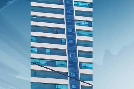 Mulher do lado de fora de prédio