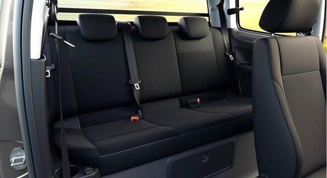 Montadora promete espaço para até cinco adultos; banco traseiro traz três apoios de cabeça