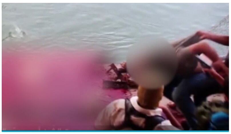 Os corpos sem vida dos prisioneiros são, então, atirados na
água, que muda de cor, tingida com o vermelho do sangue dos homens