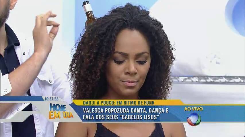Sergio explica que o cabelo afro é mais fino e mais sensível, por isso tome cuidado com os produtos usados 


