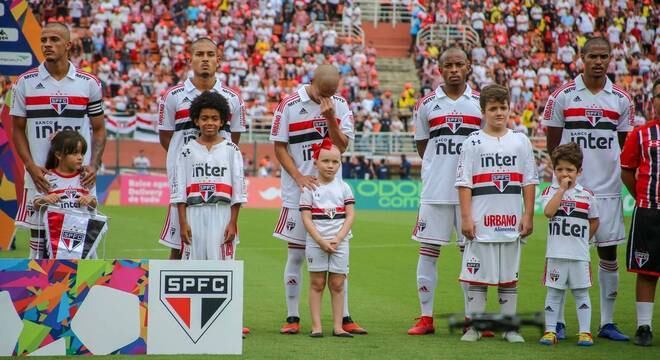 Tricolores rasparam a cabeça em homenagem à torcedora com câncer