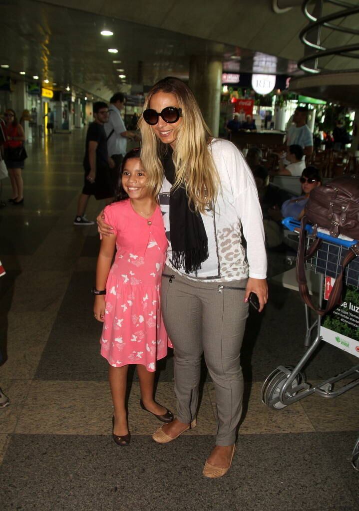 Valesca Popozuda com fãs em aeroporto de Belém do Pará, neste domingo (15)