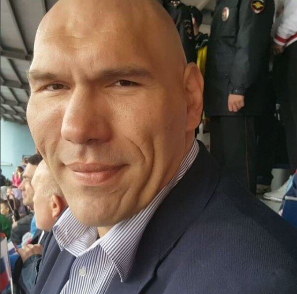 "Quando as mães e os pais me pedem que tire uma foto com
seus filhos, alguns deles bebês, sempre lhes pergunto se não têm medo", brincou
Valuev