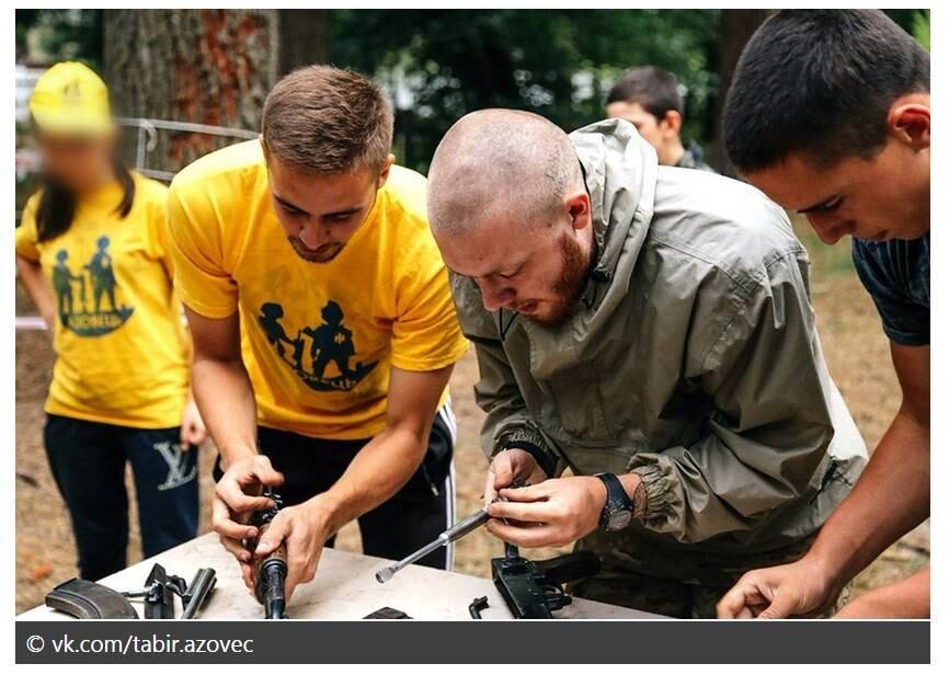 Combatentes voluntários do batalhão Azov trabalham como instrutores do acampamento, que fornece aos jovens inscritos uma formação diversificada, que inclui combate corpo a corpo, técnicas de sobrevivência, educação física, amarração de nós e muito mais