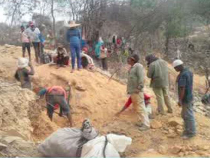 No local da mina, uma água mineral pequena chega a custar 10 reais
