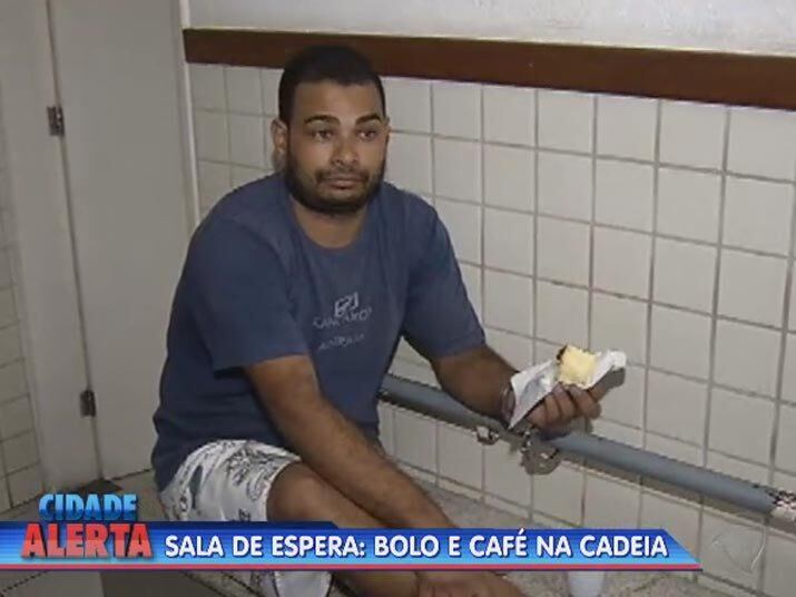O homem foi encaminhado ao hospital e passa bem. O suspeito foi preso minutos depois do crime e autuado por tentativa de homicídio. Assista ao vídeo
+ Quer ver tudo o que rolou no Cidade Alerta? Veja a íntegra no R7 Play