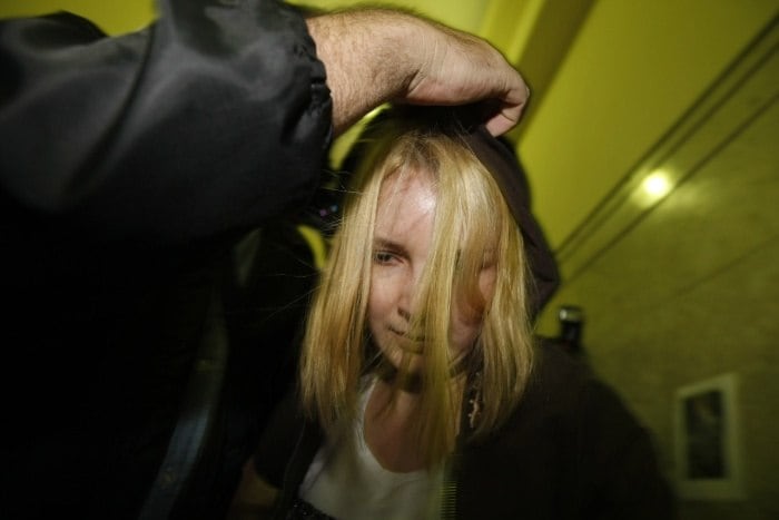 Elize entrou algemada à sala da audiência, mas teve as algemas retiradas a pedido da defesa