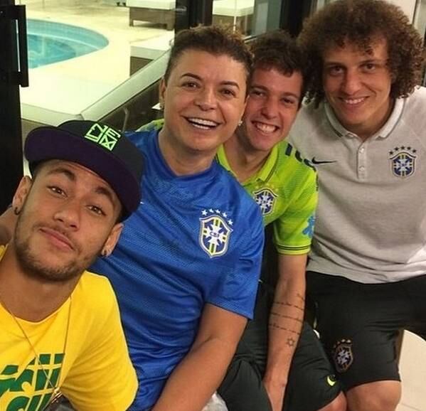 Durante a Copa do Mundo, David Brazil visitou a concentração da seleção brasileira e tietou Neymar, Bernard e David Luiz