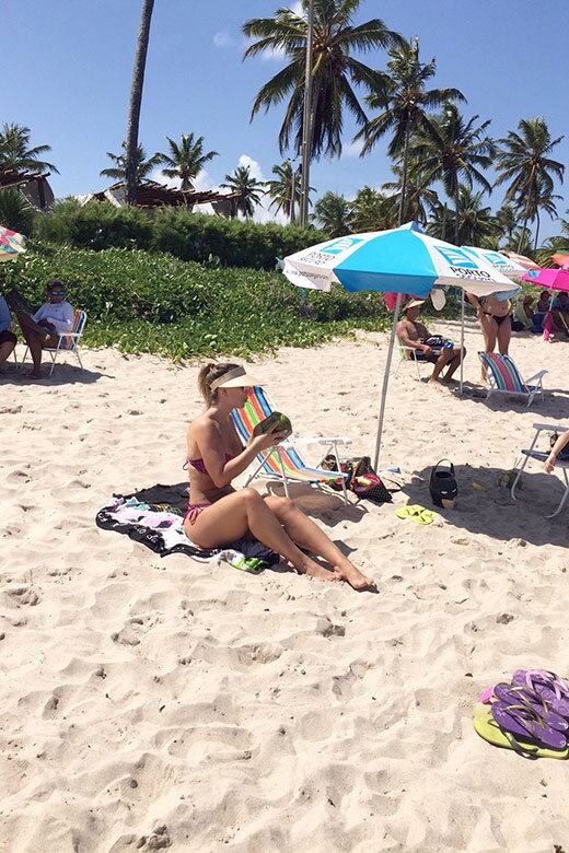 No final de semana, bela relaxou nas areias do Nordeste