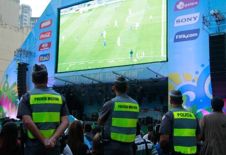 

Transmissões em 4K

Se você acompanhou a Copa do Mundo, percebeu que todos os
jogos contavam com placas de publicidade com o tal “4K”. A responsável por essa
iniciativa é a Sony Brasil, que pretende popularizar a resolução 4K – qualidade
que é quatro vezes maior do que o Full HD. A companhia também gravou e transmitiu
alguns jogos com a resolução no Brasil, mas a tecnologia ainda engatinha no País