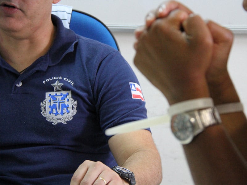 
O titular da 1ª DTE (Delegacia de Tóxicos e Entorpecentes), delegado Luiz Sampaio, falou sobre as conversas telefônicas que o casal mantinha com outros criminosos. segundo ele, Lucas era monitorado desde 2014 e esta prisão irá ajudar a identificar a participação de outros traficantes da quadrilha.

— Nas ligações, eles determinavam como era para ser feita a venda de drogas, a que horas o ponto deveria abrir e fechar, além de como o faturamento seria depositado

