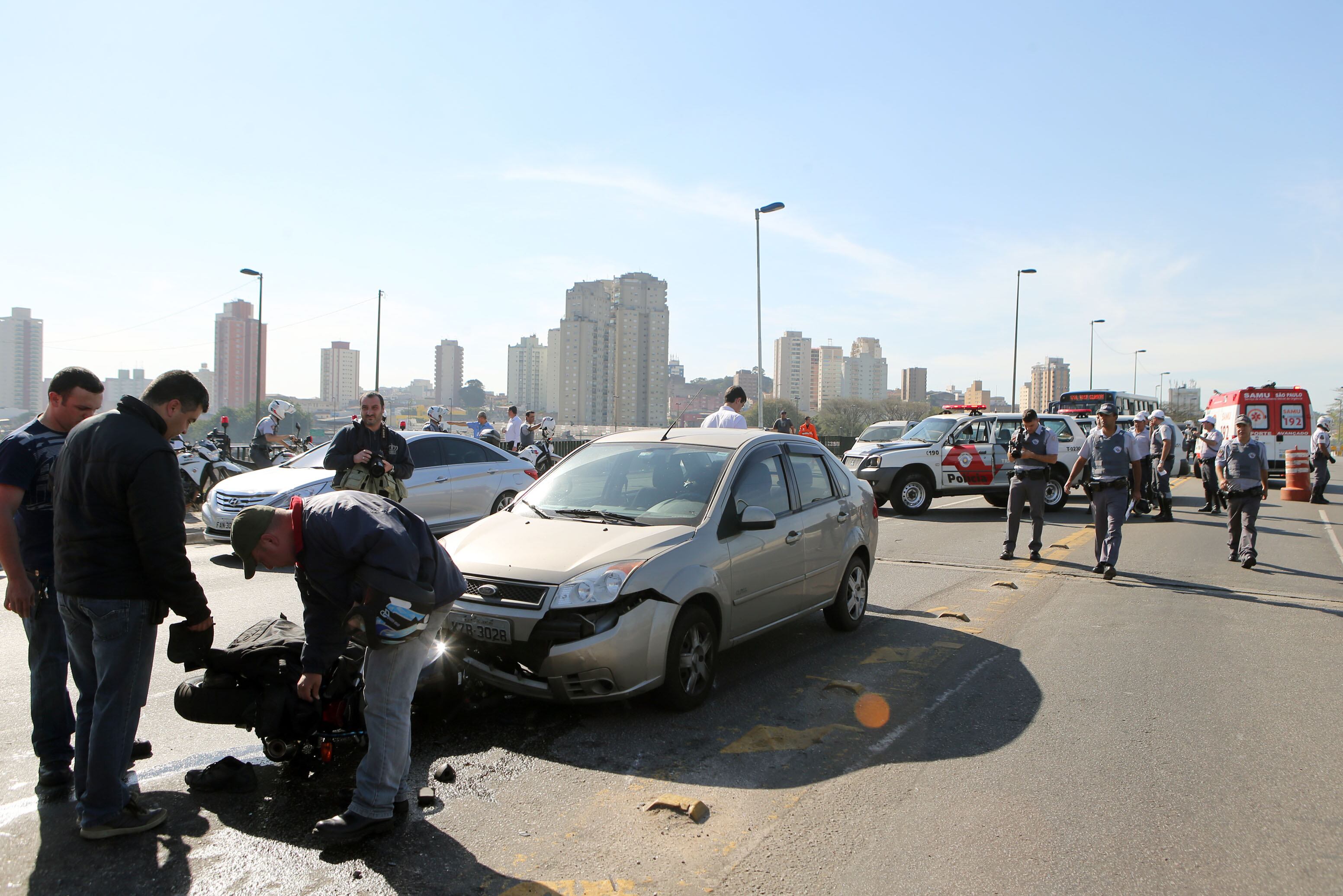 Devido ao acidente ocorrido no final da ponte, a faixa reversível normalmente montada em direção ao bairro não poderá ser ativada. Em toda a zona norte, a CET registrava 12 km de lentidão.
Às 17h, havia 71 km de congestionamento, índice considerado dentro da média para o horário