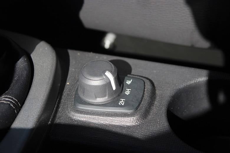 Feito para os amantes do off-road, o novo Troller T4 chega nas
concessionárias em agosto com preço inicial de R$ 110.990,
aproximadamente 15% mais caro que a versão atual. O modelo, porém,
tentará justificar o valor mais salgado com design, equipamentos
inéditos, melhor acabamento da cabine e o motor 3.2 diesel de 200 cv da Ford Ranger
