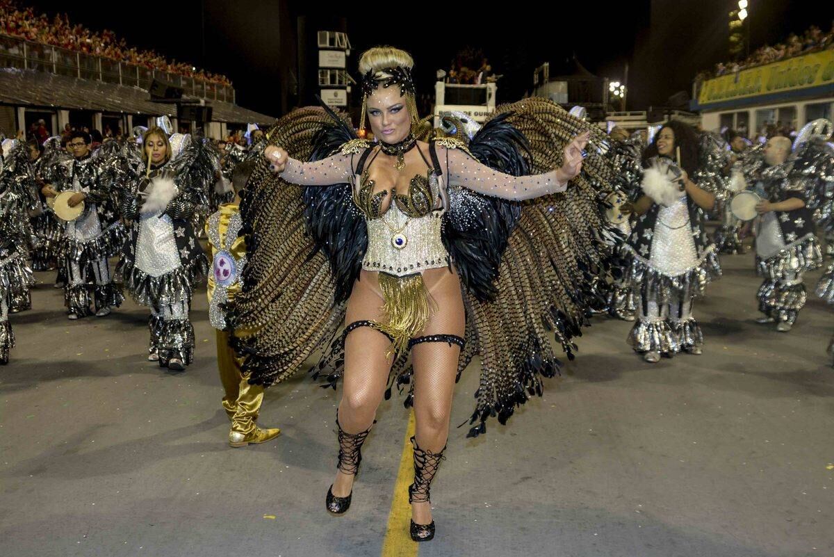 Ellen Roche curte terceiro lugar da Rosas de Ouro no desfile das campeãs de São Paulo