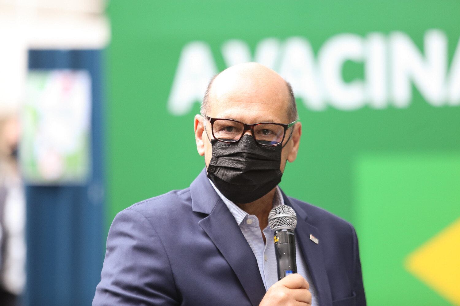 Covas culpa governo por atrasos nos insumos