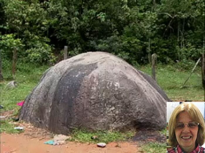 Geralda Guabiraba foi encontrada morta em uma estrada na região de Mairiporã, em janeiro. Ela estava sem pele no rosto e sem os olhos, além de um corte profundo no pescoço. Seus braços estavam em posição de cruz e com duas cestas, uma em cada mão. No pescoço de Geralda, havia um terço. Na imagem, a Pedra da Macumba, onde o corpo de Geralda foi encontrado