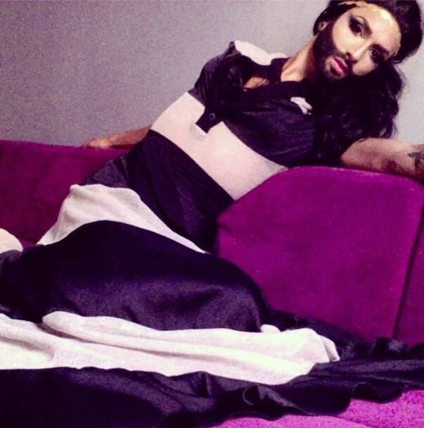 Mais um vestido longo no closet de Conchita. Agora, o austríaco escolheu um modelito listrado