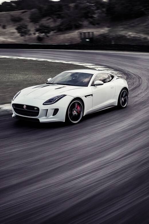 Sucessor espiritual do E-Type, carro mais emblemático da história da Jaguar, o F-Type já é comercializado no Brasil desde agosto de 2013 na versão conversível. Mas caberá ao cupê, que acaba de chegar às lojas, a missão de intimidar os esportivos tradicionais, especialmente o Porsche 911, apontado pela própria marca felina como seu maior rival. Tal empreitada ficará a cargo da "envenenada" versão R, com o motorzão 5.0 V8 Supercharger de 550 cv