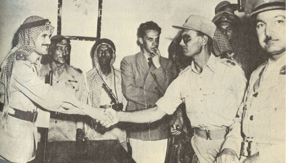 Dayan aperta a mão do jordaniano Abdullah el-Tell por um cessar-fogo em 1948