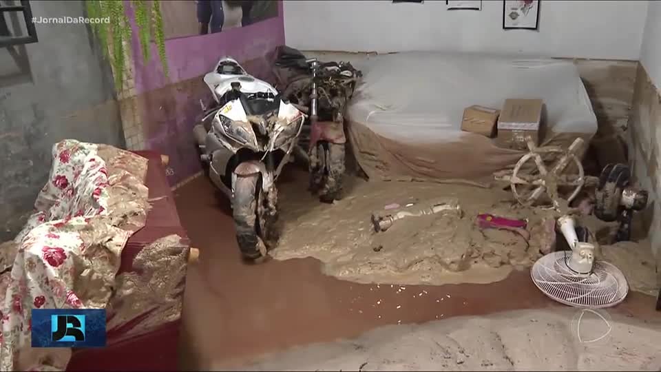 Minuto JR: rompimento de adutora obriga seis famílias a saírem de casa em Florianópolis (SC)