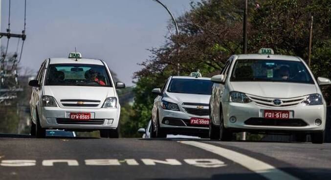 Projeto de vereadores de SP garante direito a taxistas de usar faixas de ônibus