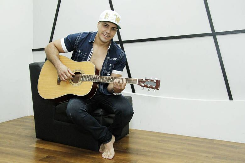 O moço já foi cantor sertanejo e se surpreendeu com a procura que teve na sua rede social. O que mais teve foi gente se oferecendo a secar o rapaz


+ Assista à chamada do concurso!

+ Clique aqui para participar do concurso

+ Aproveite e confira as matérias do programa Domingo Show

+ Já curtiu a página do Domingo Show no Facebook? É só clicar!

+ Siga o Domingo Show no Twitter e receba todas as notícias do programa