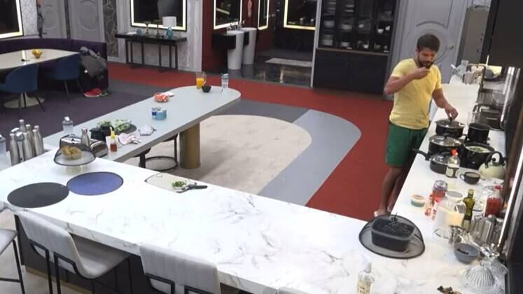 Alexandre Suita é o típico cozinheiro que investe na finalização dos pratos e cria opções de dar água na boca! O empresário já serviu moqueca, fez duas panelas de canja — com e sem pimenta —, ensinou a preparar almôndegas e encheu os olhos dos colegas ao montar um sanduíche que, cá entre nós, de simples não tinha nada! Tal o sucesso de Suita na cozinha que Bruno Tálamo chegou a elencá-lo como o Conquisteiro que faz a comida mais gostosa da Mansão. Uau!