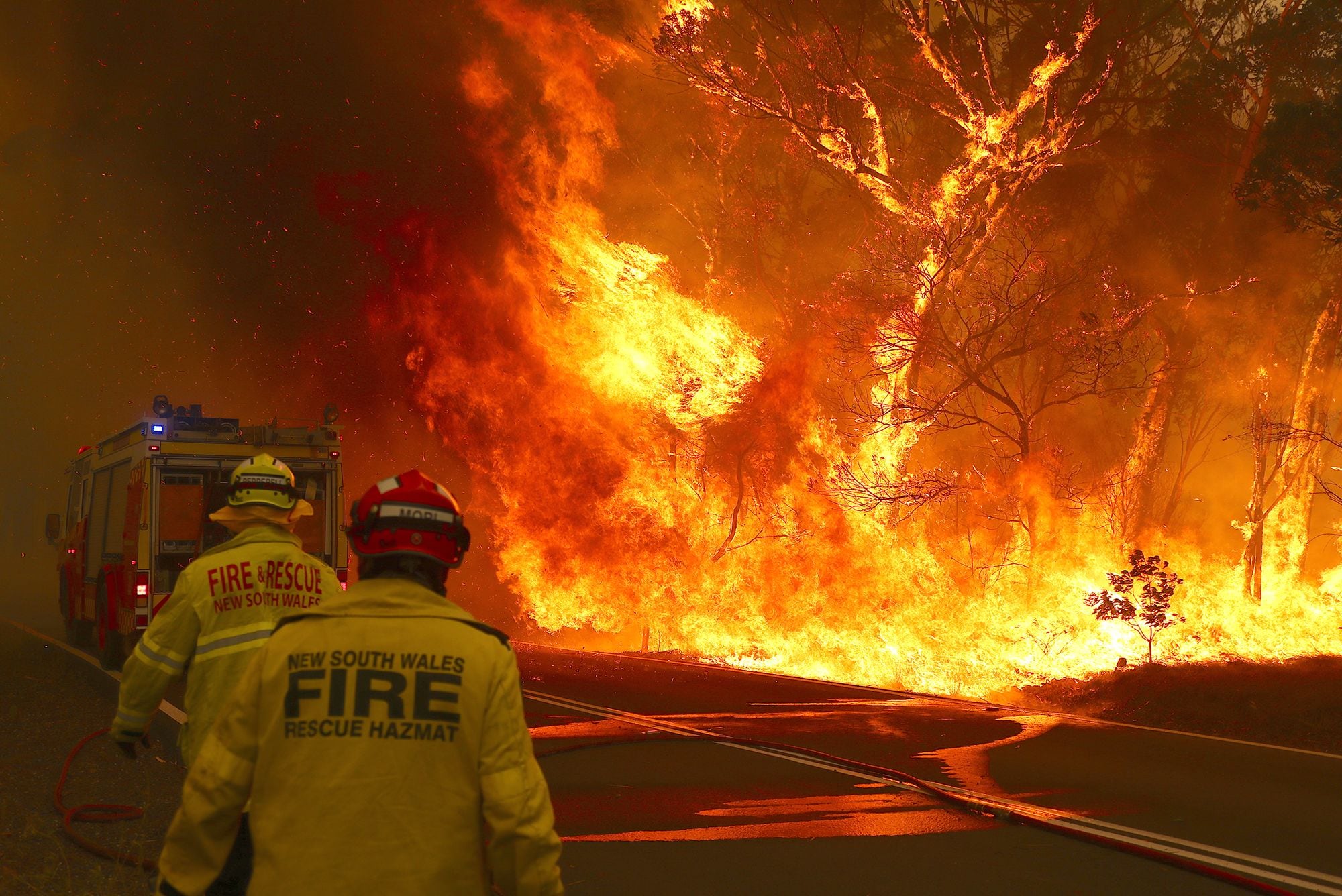 Um incêndio florestal consome uma importante rodovia e residências nos arredores da cidade de Bilpin, na Austrália, em dezembro de 2019