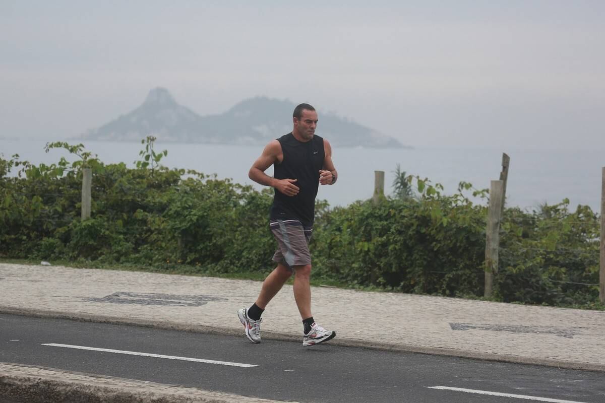 Paulo Zulu é fotografo correndo na praia da Barra da Tijuca, no Rio