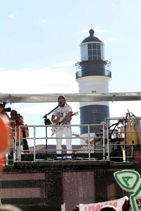 E empolgou foliões de frente para o Farol da Barra