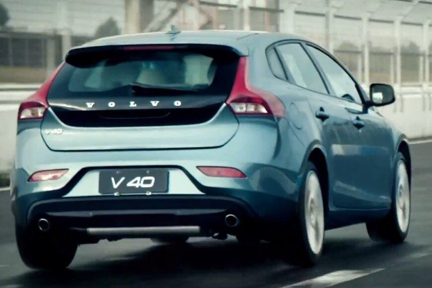 Outro sistema usado pelo brasileiro é o controlador de velocidade adaptativo. Na vida real o recurso seria inútil em uma corrida, já que ele freia automaticamente ao detectar outro carro na frente do V40
Veja o vídeo completo
Quer saber tudo sobre carros? Acesse www.r7.com/carros