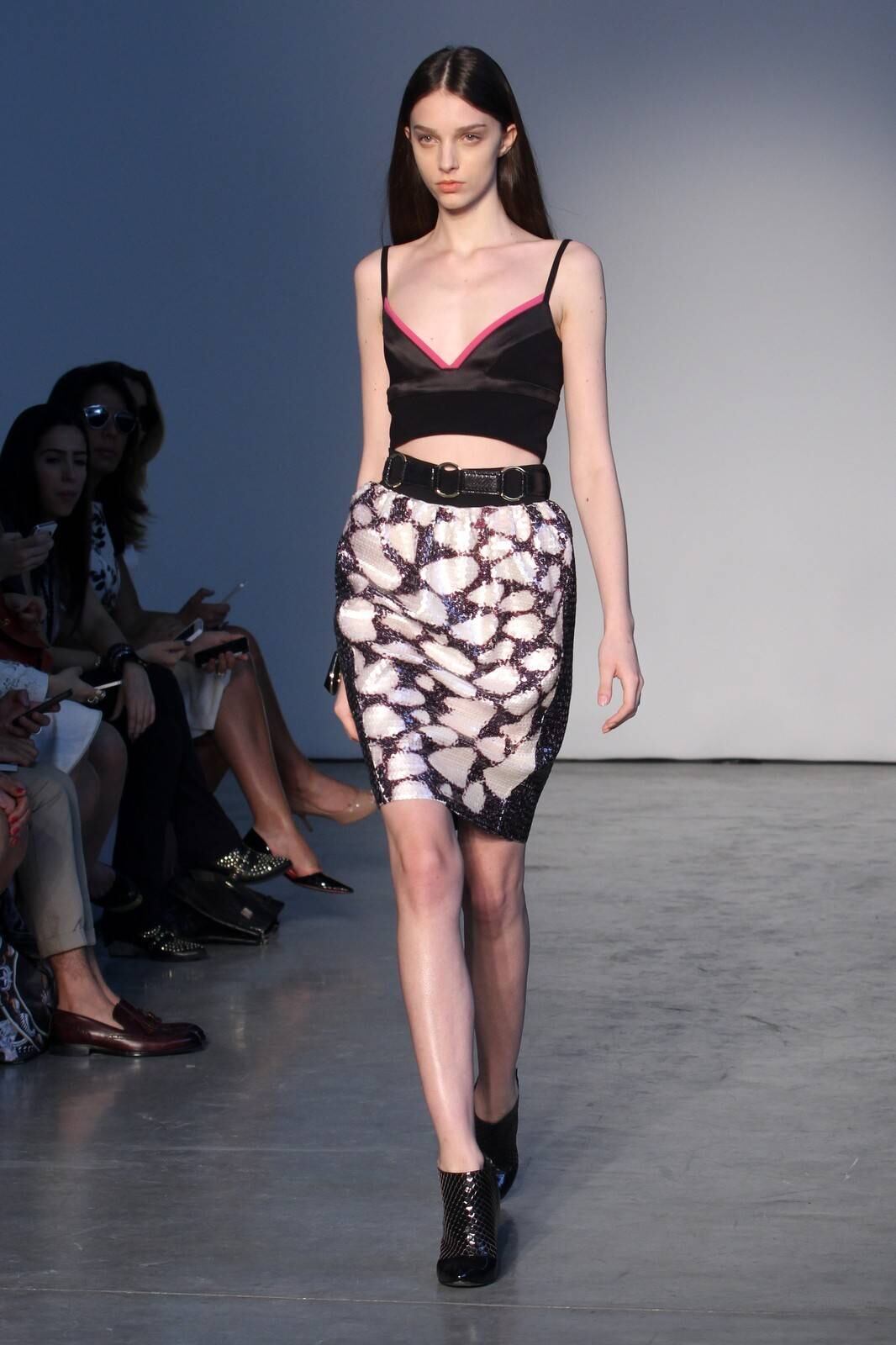 O segundo dia de desfiles da temporada inverno 2015 da São Paulo Fashion Week começou com a coleção do estilista Pedro Lourenço, nesta terça-feira (4). As modelos entraram na passarela após uma hora de atraso e vestiram peças feitas de diferentes materiais, que iam desde os trabalhos com paetês até detalhes com argolas de meta. Além dos casacos e saias que deram um ar sexy à coleção, as sandálias com saltos largos, arredondados e amarrações no tornozelo também foram destaque na passarela