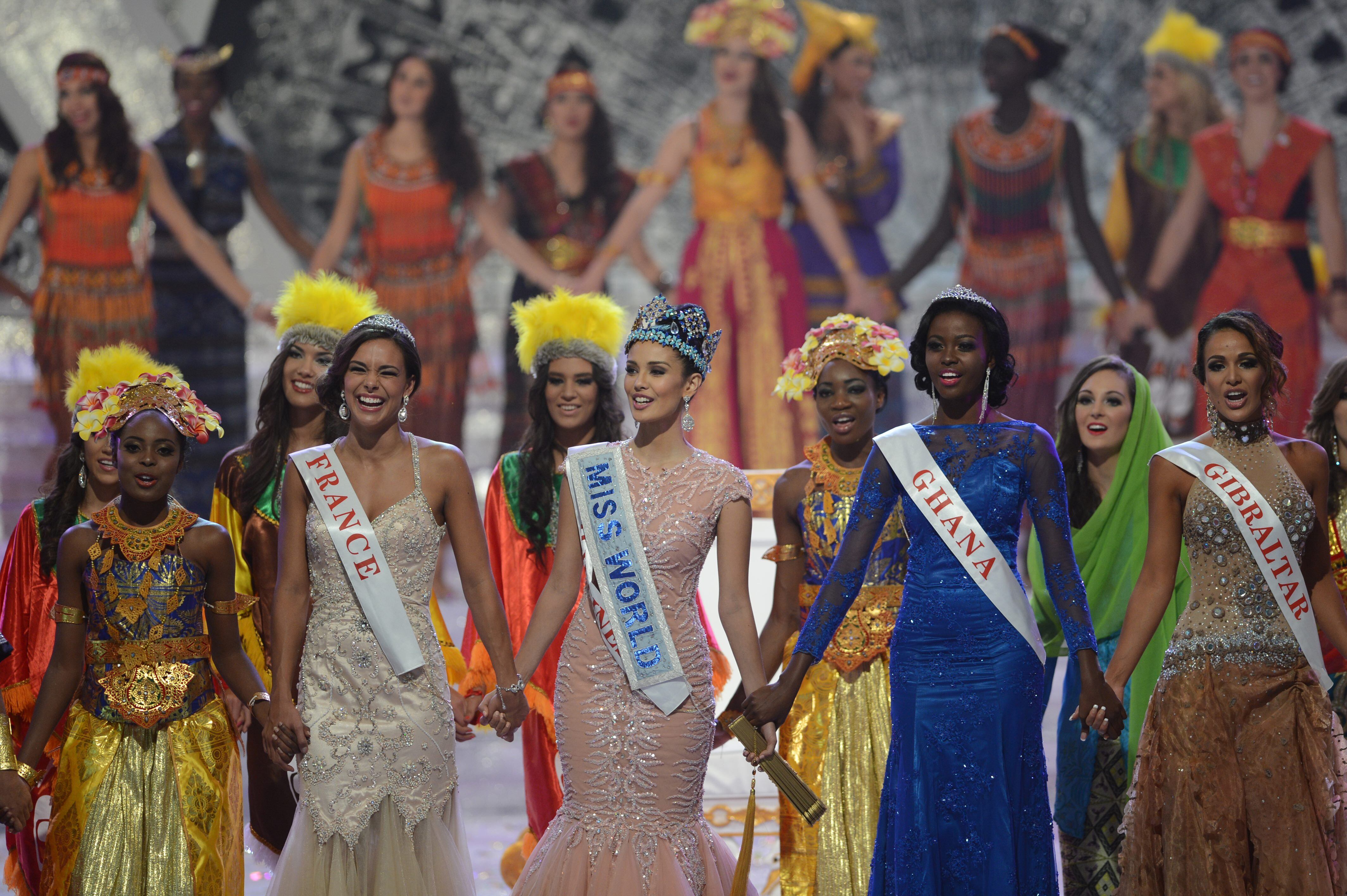 Em segundo lugar ficou a miss França, Marine Lorphelin, e em terceiro a miss Gana, Carranzar Naa Okailey Shooter