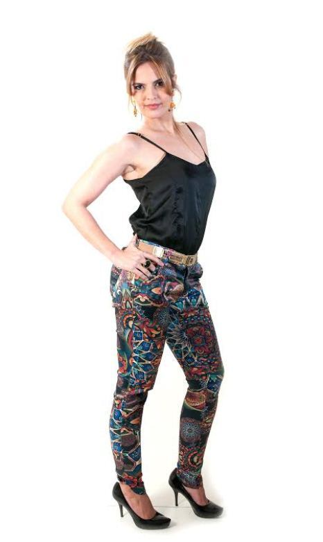 Segundo a atriz, Renata tenta desmoralizar Papudo por ter sido “ridicularizada” perante todos à sua volta. 

─ Ela faz isso por não concordar com as atitudes do marido e por não aceitar a infidelidade, principalmente pela forma como foi, com várias pessoas ao mesmo tempo. Renata sempre foi dedicada ao casamento e não esperava isso de Papudo. Mas o que a verdadeiramente possessa é a exposição à qual foi submetida. Sua imagem de mulher traída estava na mente de todos, era de conhecimento geral.  Isso é revoltante e vergonhoso!

+ Assista aos melhores momentos da estreia de Plano Alto
+ Conheça os personagens da nova minissérie da Record
+ “Foi um desafio falar a respeito da nossa situação governamental”, diz autor 
