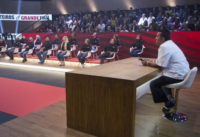 Em uma disputa emocionante, o apresentador
julgará os bolos que os dois candidatos fizeram no desafio final do programa