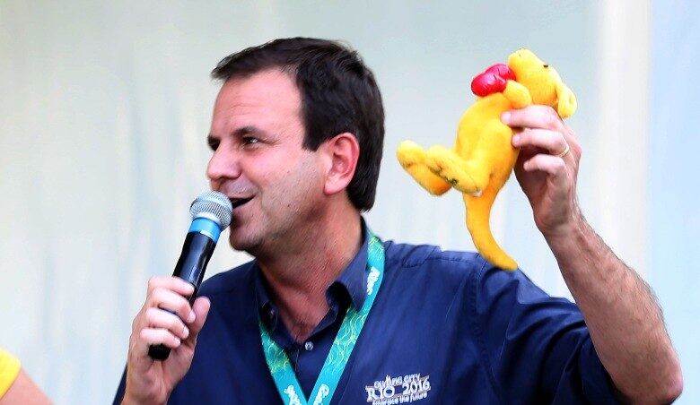 "Durante algum tempo, o grau de alarmismo quase
irresponsável de alguns setores da área da saúde, inclusive internacionais, levaram a população a imaginar que fosse chegar no Rio e as pessoas fossem ser
carregadas por mosquitos da zika e todos ficariam doentes", disse o prefeito
Eduardo Paes. "Foi muito mais seguro para não se pegar zika ficar no Rio do que
ir para Miami"