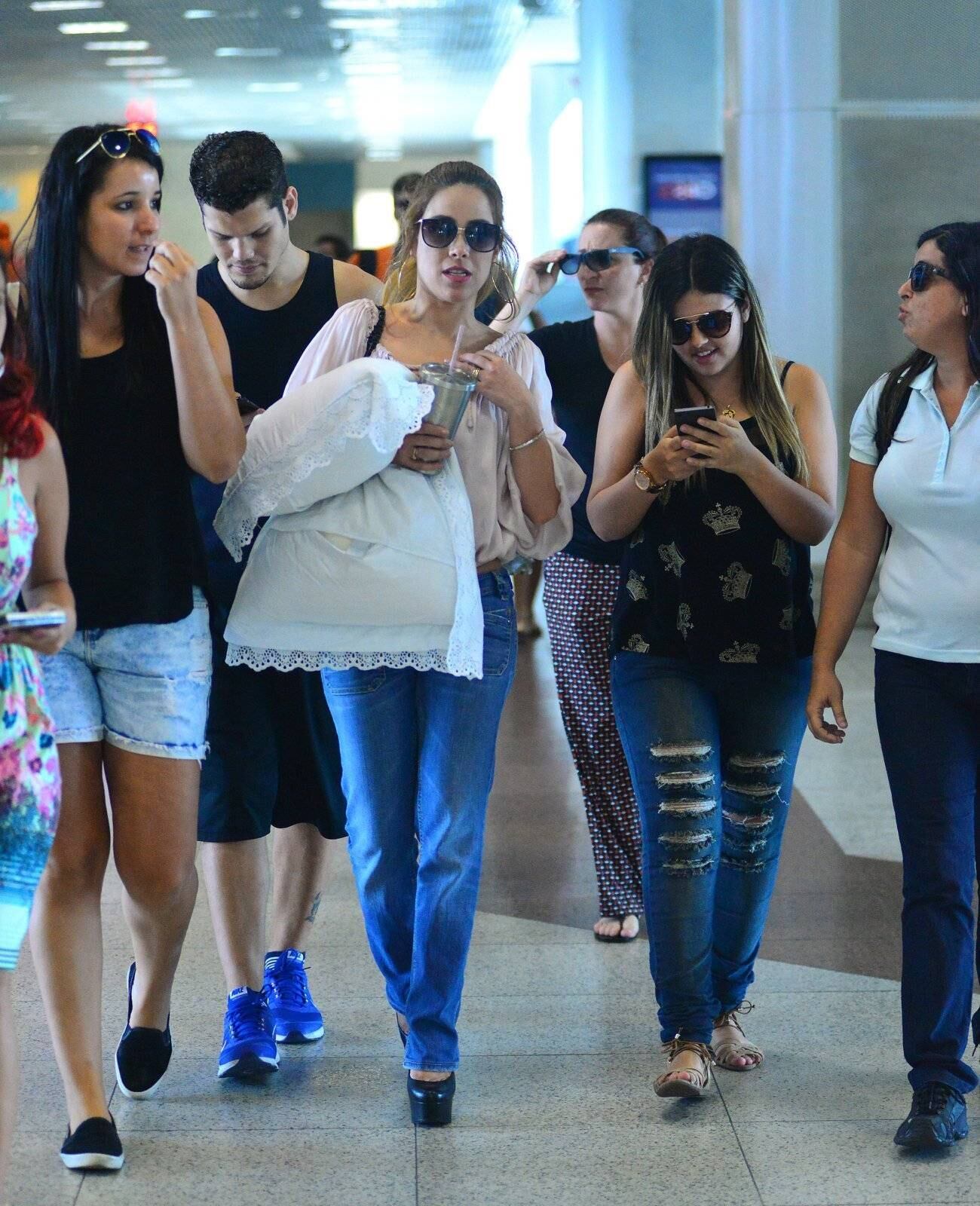 Wanessa é cercada por fãs em aeroporto do Rio